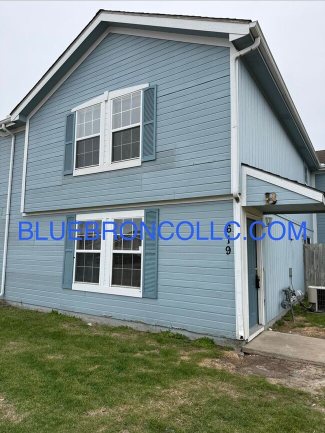 Building Photo - Newly remodeled 3 bedroom townhome for a great price!