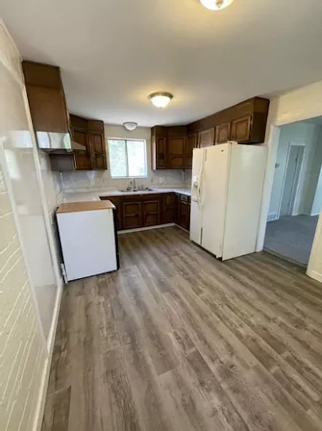 Building Photo - 319 W American Ave Unit Front