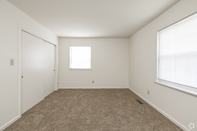 2BR, 1BA - 900SF Bedroom - Ross Center Village