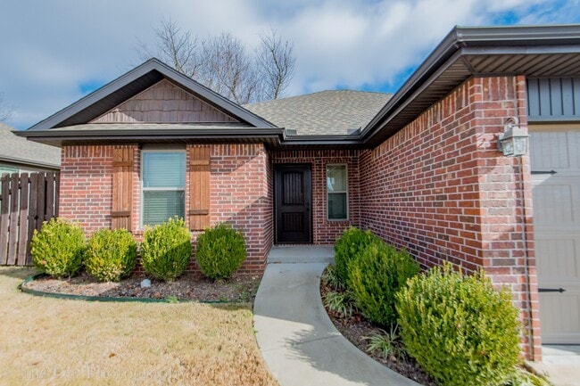Photo - Fabulous 3 BR 2 Bath Home in Rogers near I-49! Brand new paint and floors!