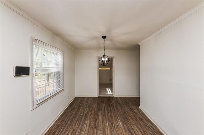 Photo - 210 Oak Dr SE