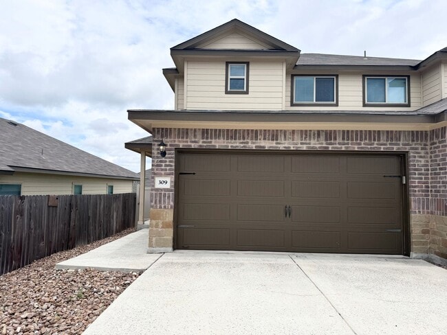 Building Photo - Two Story Townhome in New Braunfels