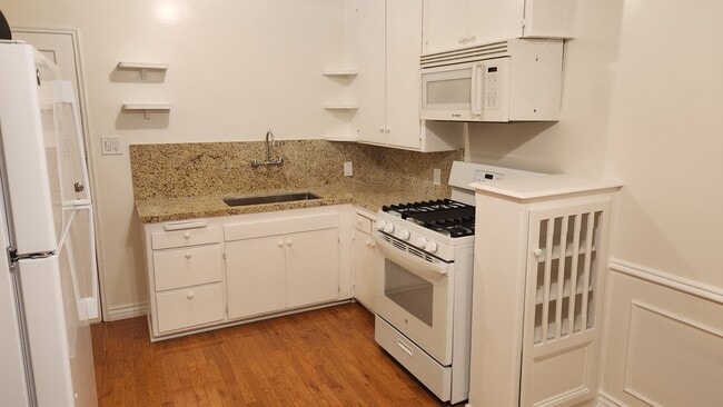 Building Photo - 10641 Whipple St Unit 10641.5