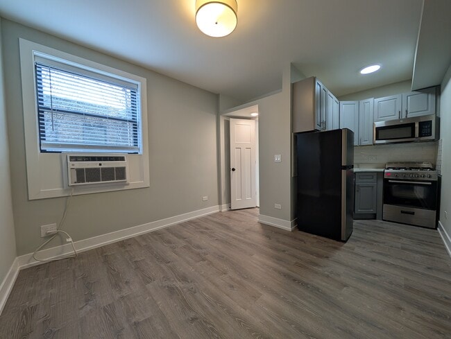 Building Photo - 515 W Belmont Ave