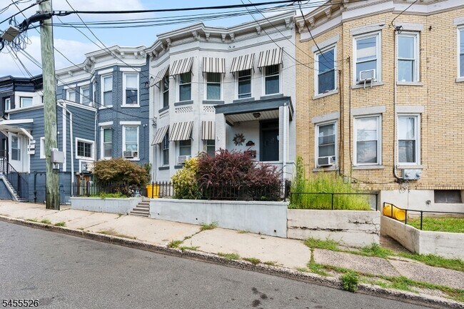 307 Henry St Unit 2