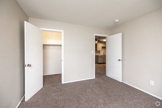 1BR, 1BA - 650 SF