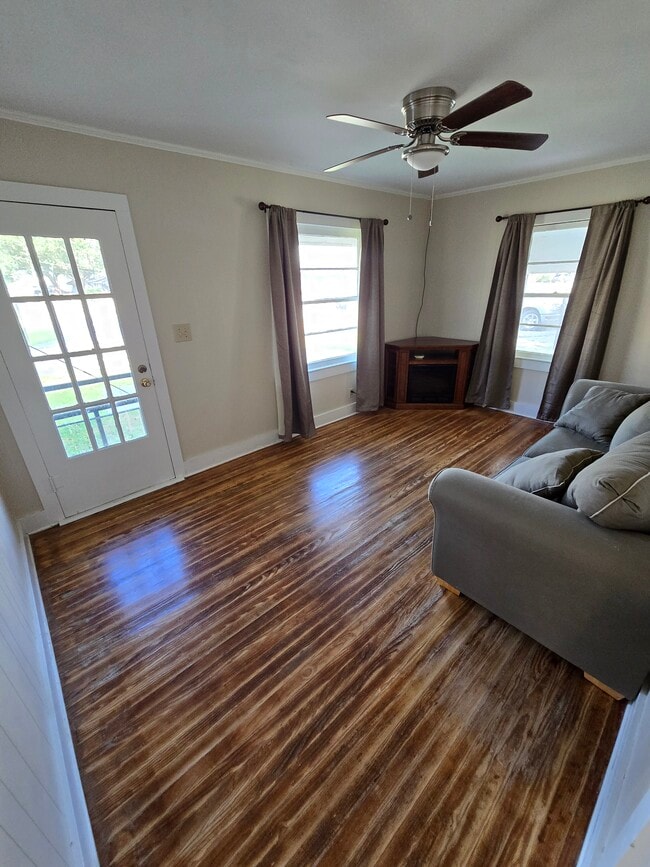 Photo - 205 W Broussard St