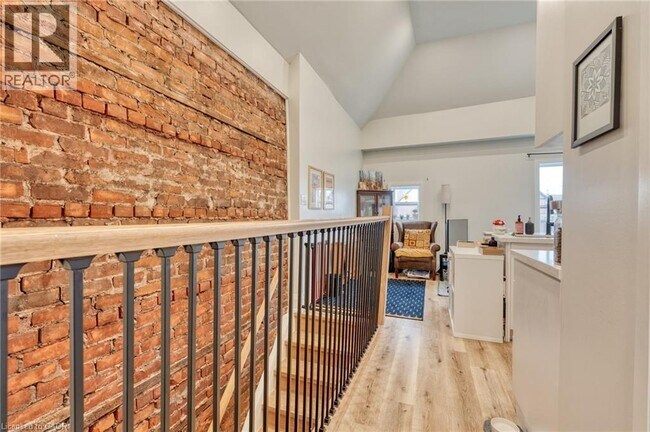 Photo - 64 Oxford St