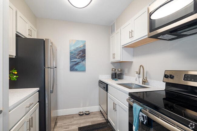 1BR, 1BA - 600-950SF - Kitchen