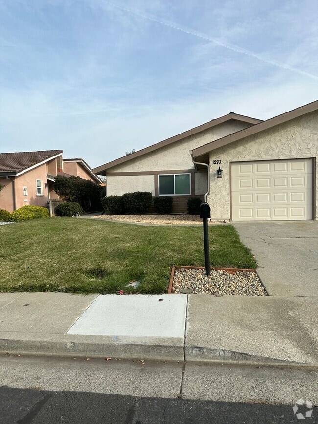 Building Photo - Woodcreek Cutie! 2bedroom 2bathroom Rental