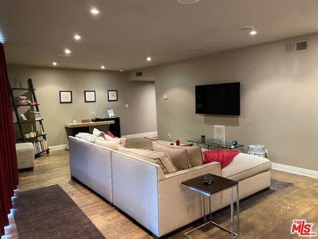 Building Photo - 2260 N Cahuenga Blvd Unit 502 Rental
