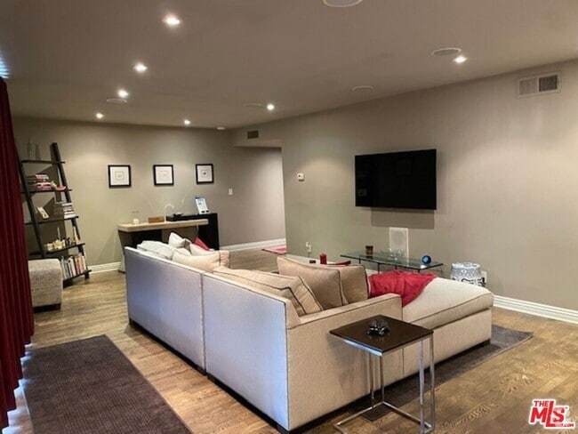 Building Photo - 2260 N Cahuenga Blvd Unit 502 Rental