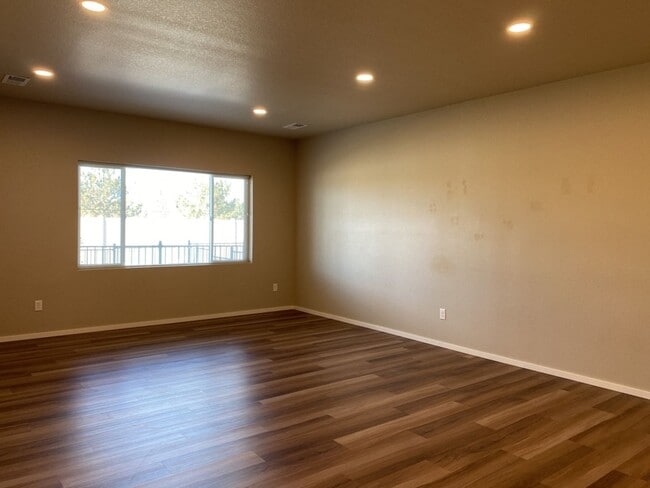 Photo - $300 Off 1st Month if Lease Starts by 5/1!