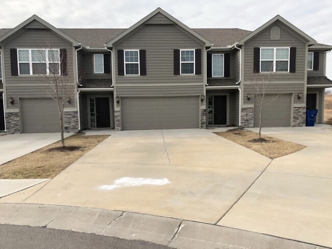Newer 3 Bed 2 Car Townhome in Grain Valley - Newer 3 Bed 2 Car Townhome in Grain Valley