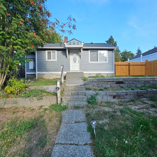 Building Photo - 2-Bedroom Charmer with Bonus Studio & Gara... Rental