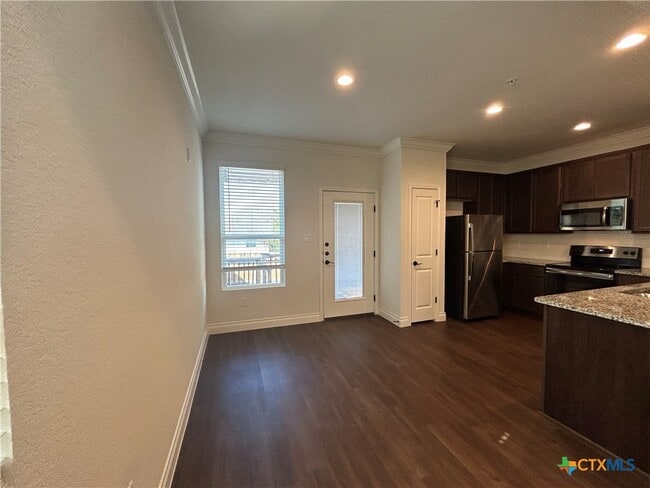 Photo - 320 Untermaier St