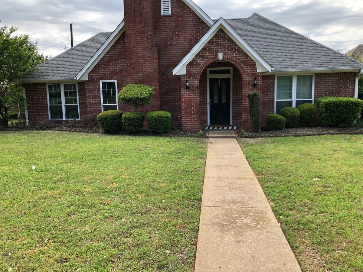 Photo - 825 Fairway St