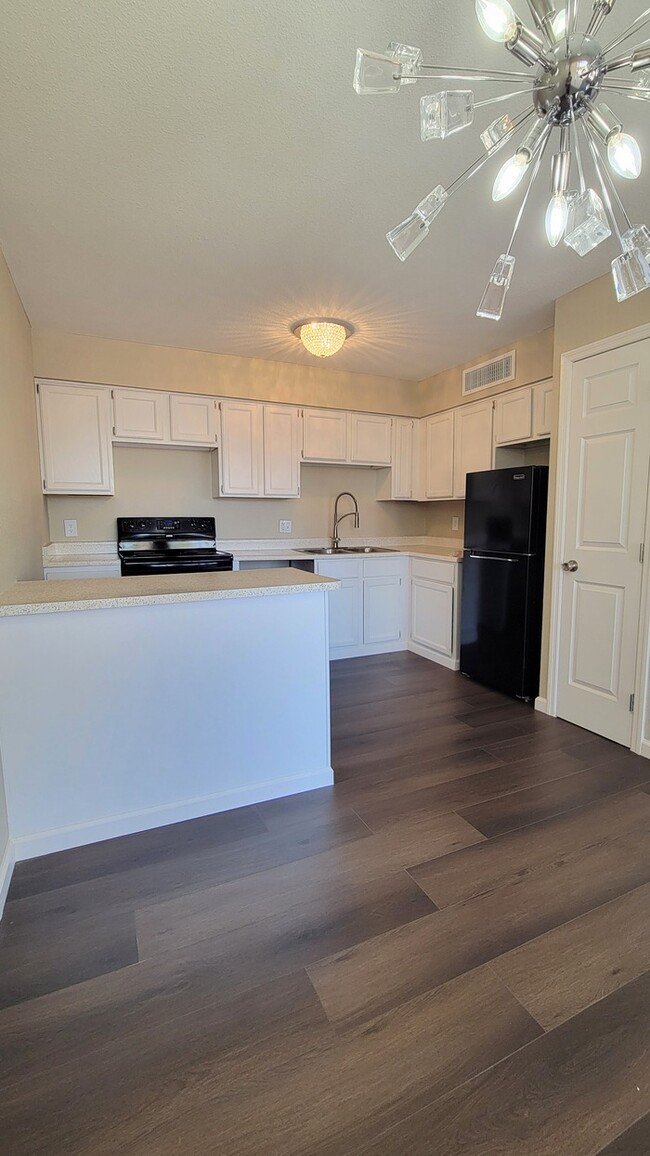 Building Photo - Cozy 1BR/1BA Condo Near Pima College & Dow...