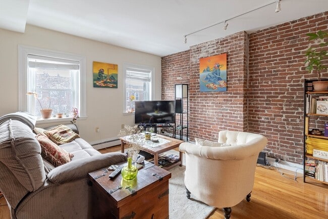 Building Photo - 39 Garrison Rd Unit 3