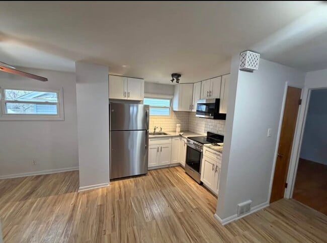 Building Photo - 43 Sycamore St Unit 2