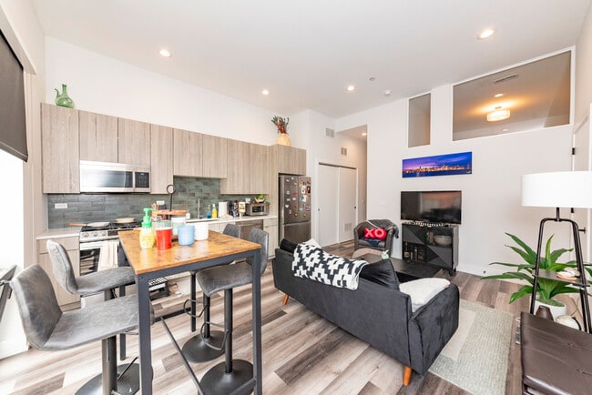 Building Photo - 2322 N Clark St Unit 410