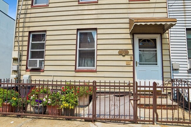 Building Photo - 438 2nd St