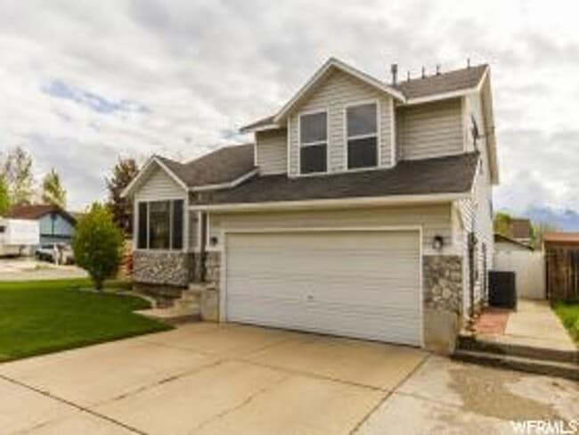 Photo - Pet Friendly Home on Corner Lot w 2 car garage