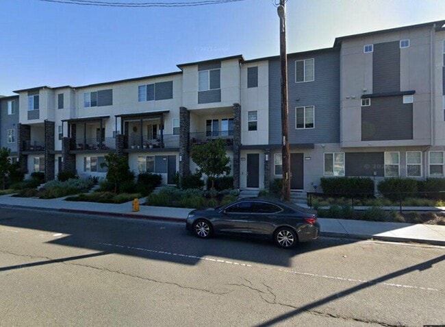 Photo - 392 Line St Townhome