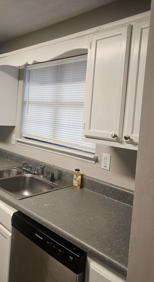 Kitchen - 1904 Cades Cv