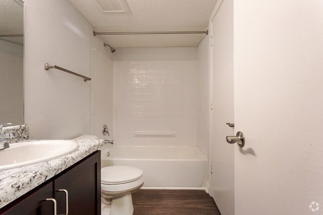 1BR, 1BA - 799 SF