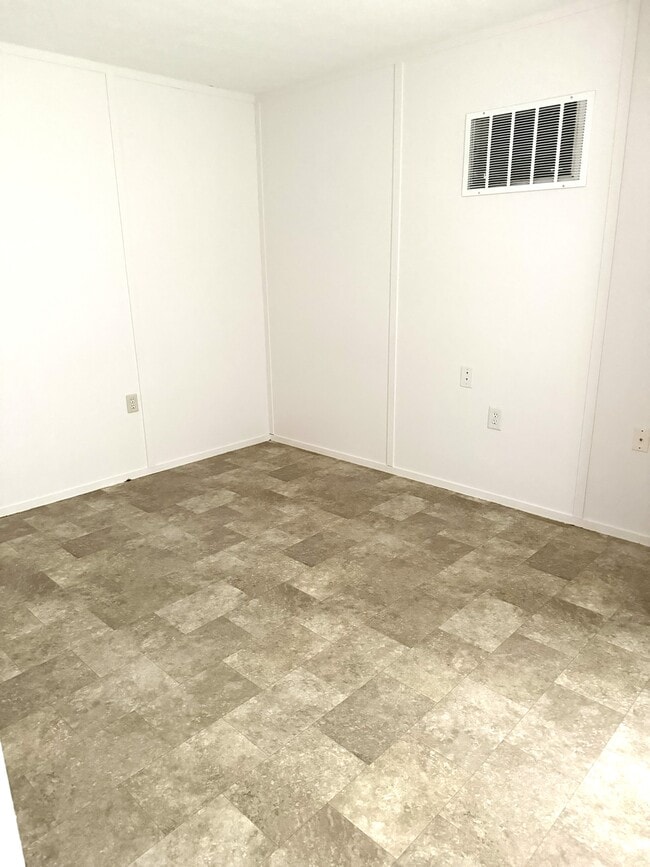 Photo - 385 Bear St