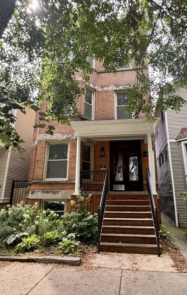 Building Photo - 3746 N Hermitage Ave Rental