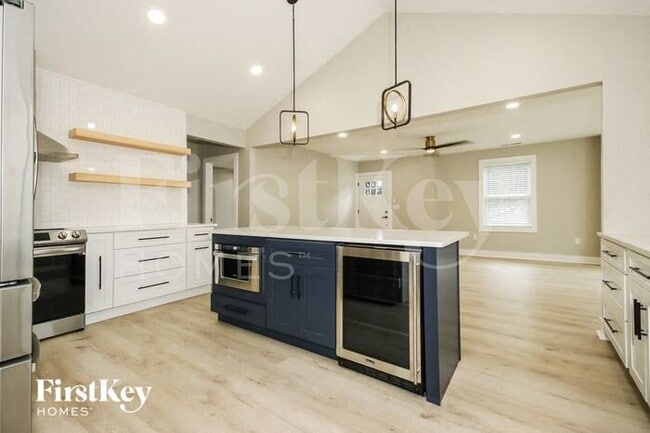 Photo - 933 Woodbourne Dr SW