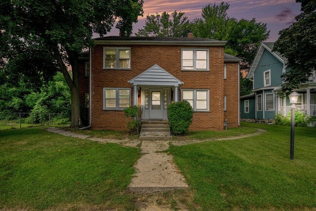 Spacious 1/BR Lower Level Unit- $799- Off ... - Spacious 1/BR Lower Level Apartment Unit- $799- Off ... Unit E