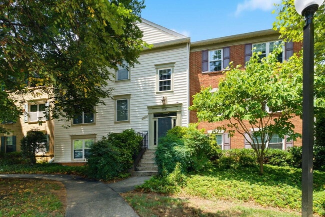 Building Photo - Lakeside End-Unit Condo Near Metro Convenience Unit #251