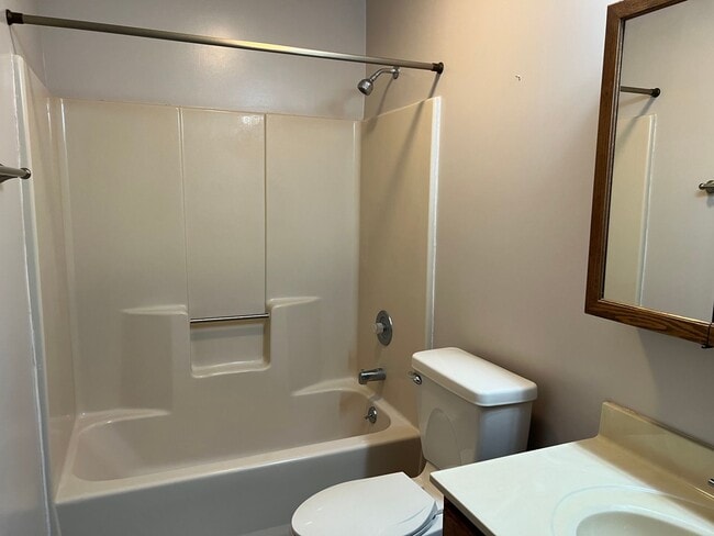 Building Photo - 4 BEDROOM 2 FULL BATH MOVE IN READY!!