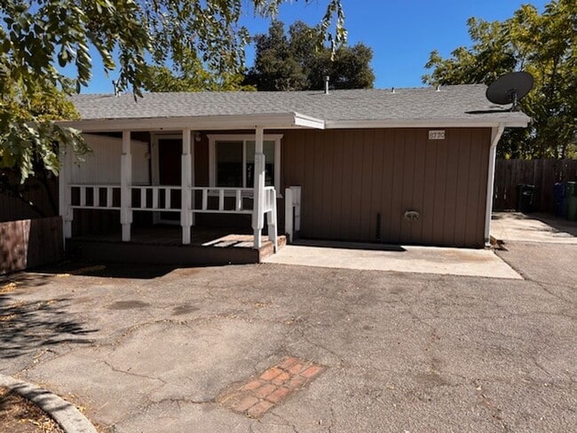 Building Photo - 2 Bedroom, 1 Bath Duplex Rental