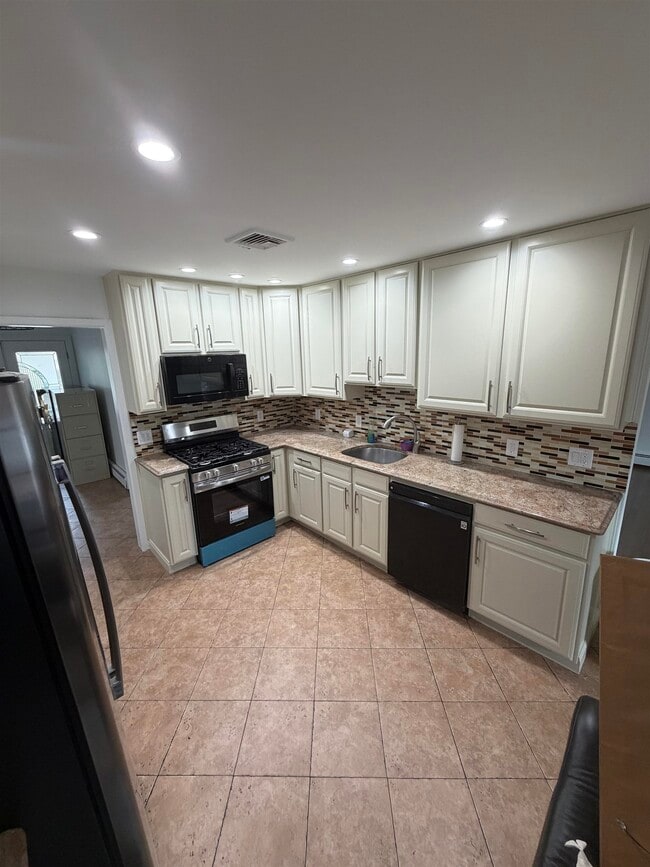 121 Sunset Pl