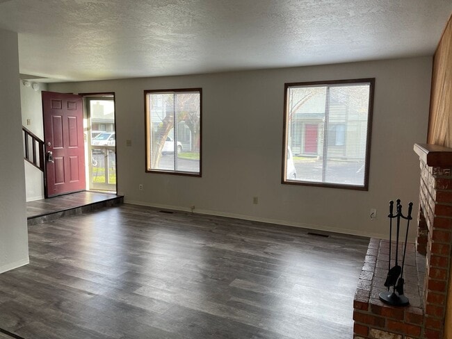 Photo - Very Nice 3 Bedroom 2.5 Bathroom Townhome