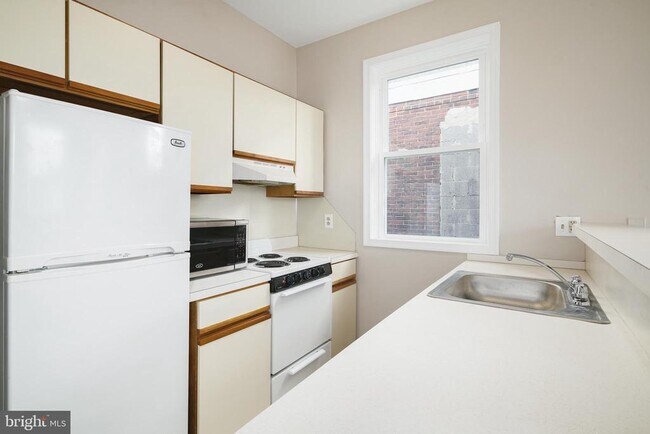 Photo - 2338 S Broad St Unit 3RD FLR REAR