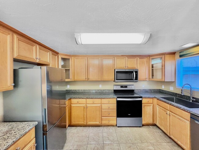 Beautiful 2B/2BA condo w/ Washer/Dryer & R... - Beautiful 2B/2BA condo w/ Washer/Dryer & R... Unit 163