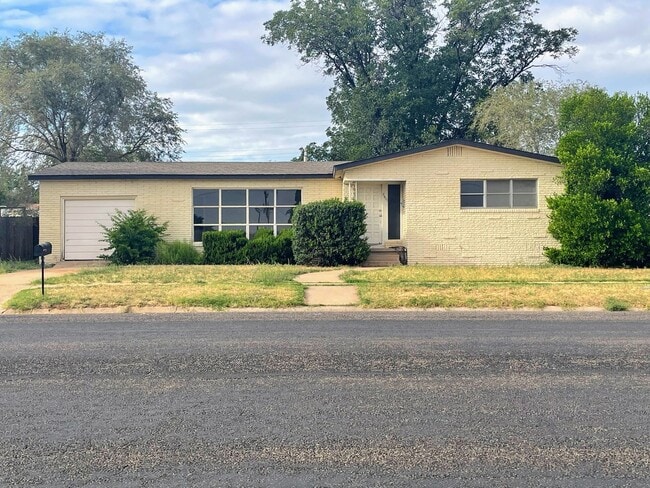 Building Photo - Texas-Style Charm and Comfort – 3-Bed, 2-Bath Rental in Snyder!