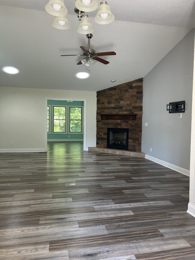 Photo - 40 Brooks Ln