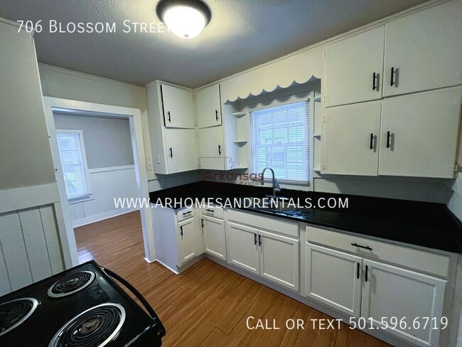 Photo - 706 Blossom St