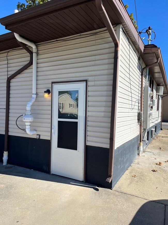 Building Photo - 111 S Shamrock St Unit 2