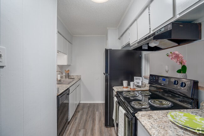 2BR, 1BA - 850SF - Kitchen - Oaks at Mustang