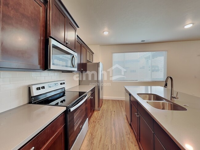 Photo - 884 N Garnet Creek Ave