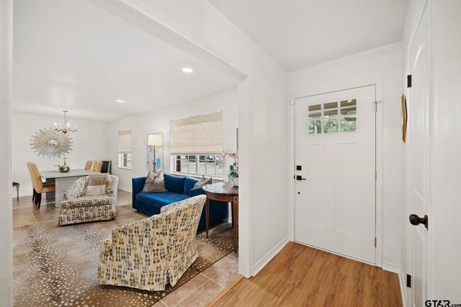 Photo - 207 E Sheridan St