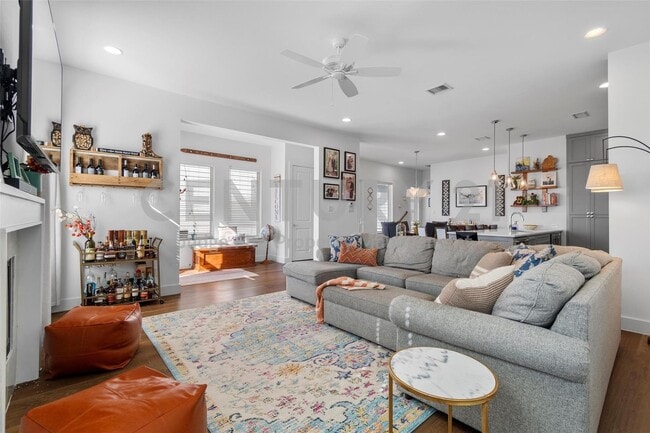 Photo - Beautifully Designed 3/2.5/2 Home in Fort ...