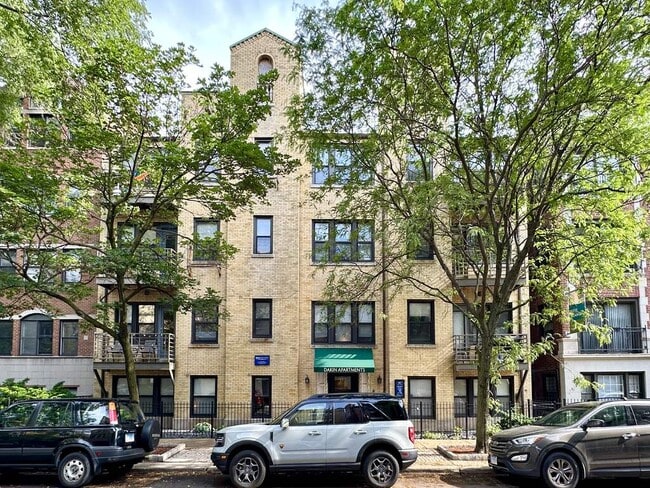 Building Photo - 909 W Dakin St Unit J01W